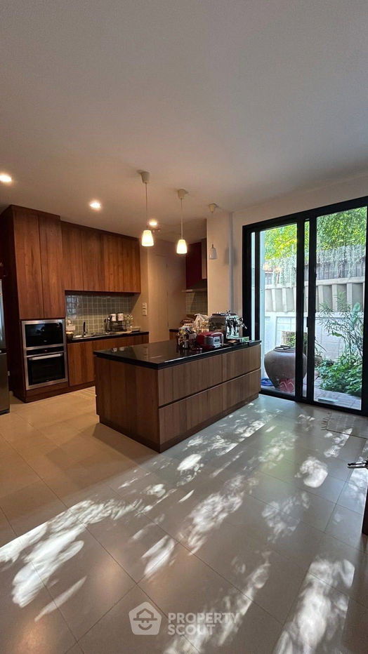 รูป ทาวน์เฮาท์ 4-ห้องนอน ใน ช่องนนทรี (ID 2204276) - รูปที่ 1/12