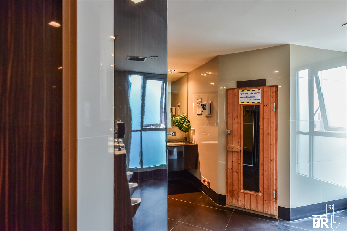 picture RHYTHM Sathorn Location Near Employment, Surrounded by Lifestyles near BTS Saphan Taksin - 2/7