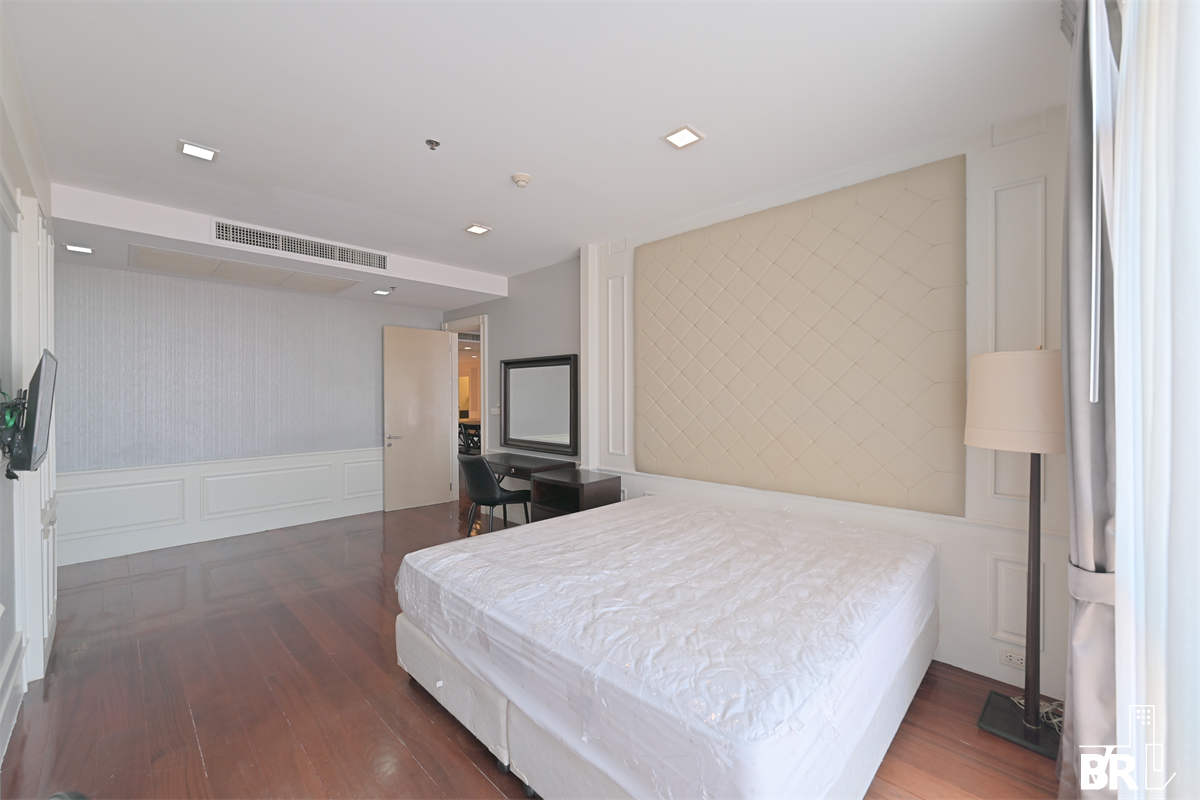 picture Nusasiri Grand Condo near BTS Ekkamai Luxuriously Elevated Unit - 1/10