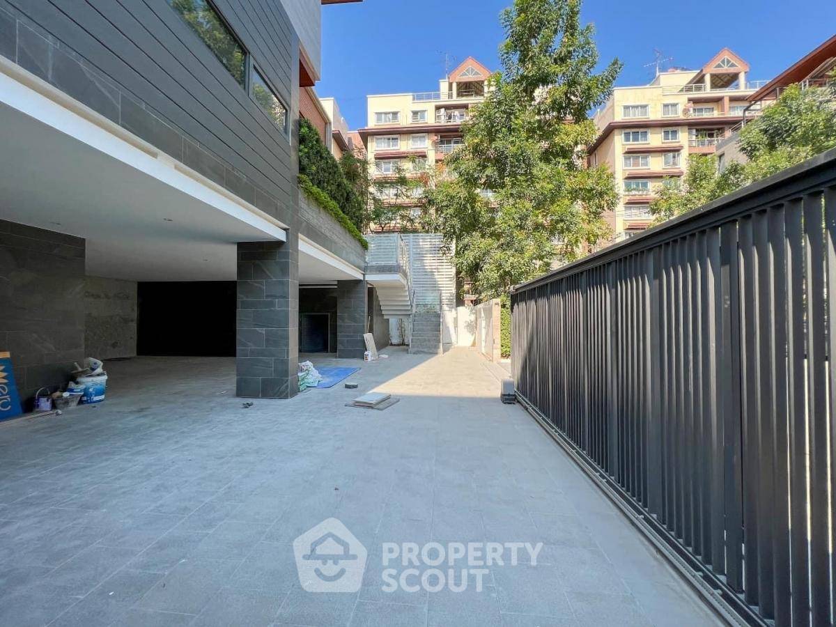 picture 4-BR House near MRT Khlong Toei (ID 1965944) - 5/30
