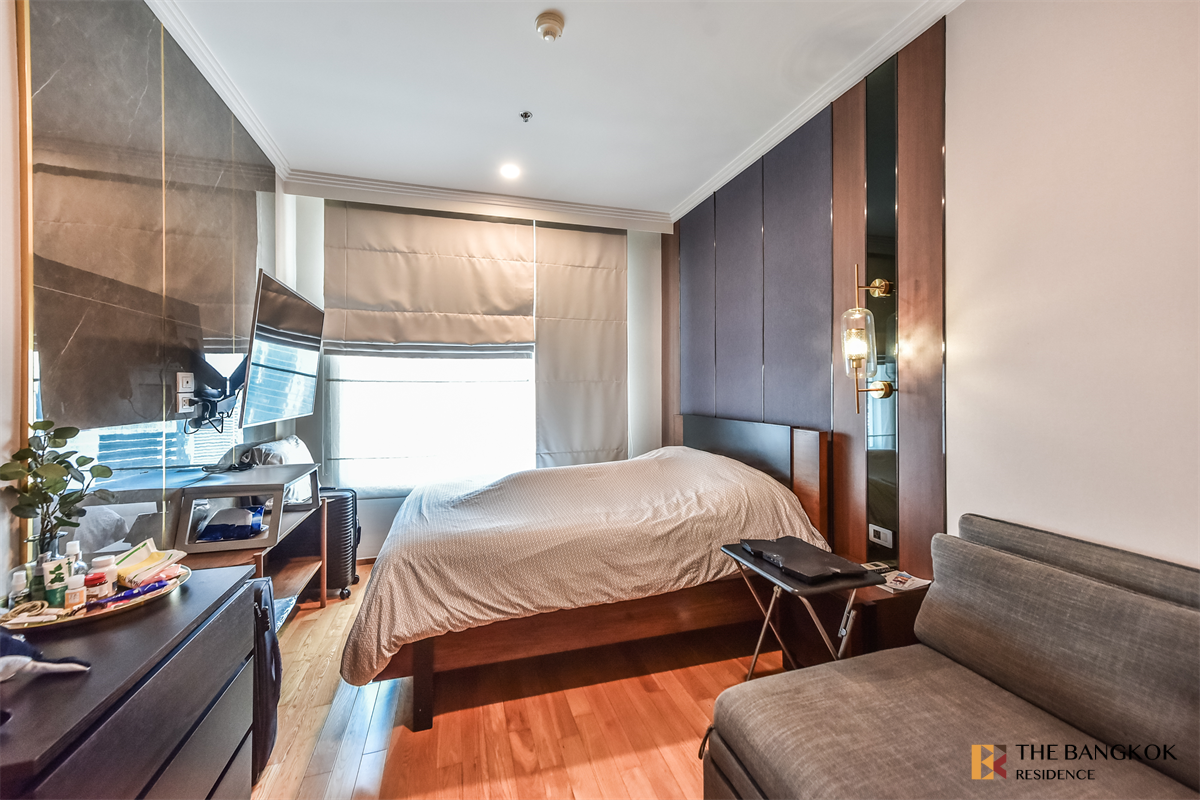 picture The Empire Place Luxury Condo at Special Price - 2/10