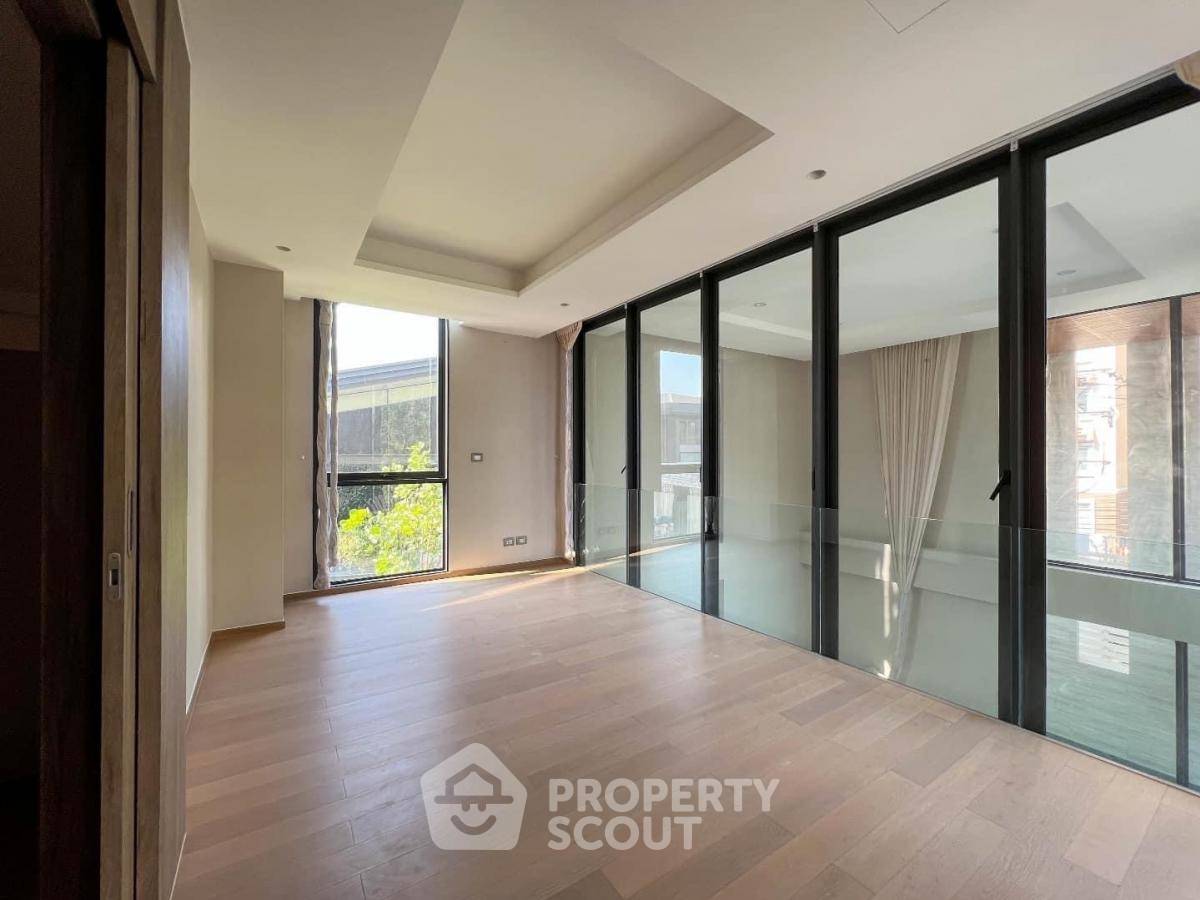 picture 4-BR House near MRT Khlong Toei (ID 1965944) - 10/30