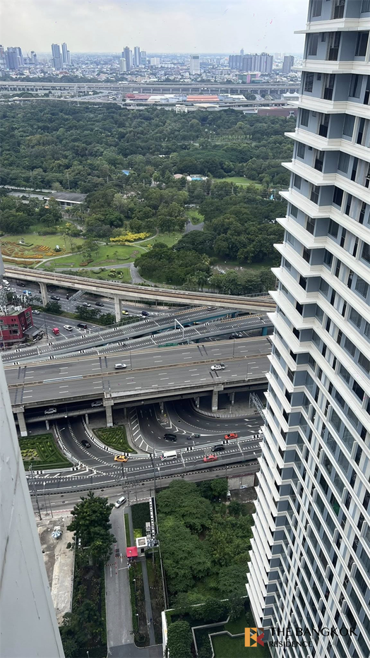 picture The Saint Residences Luxuriously Elevated Unit near MRT Phahonyothin Station - 4/10