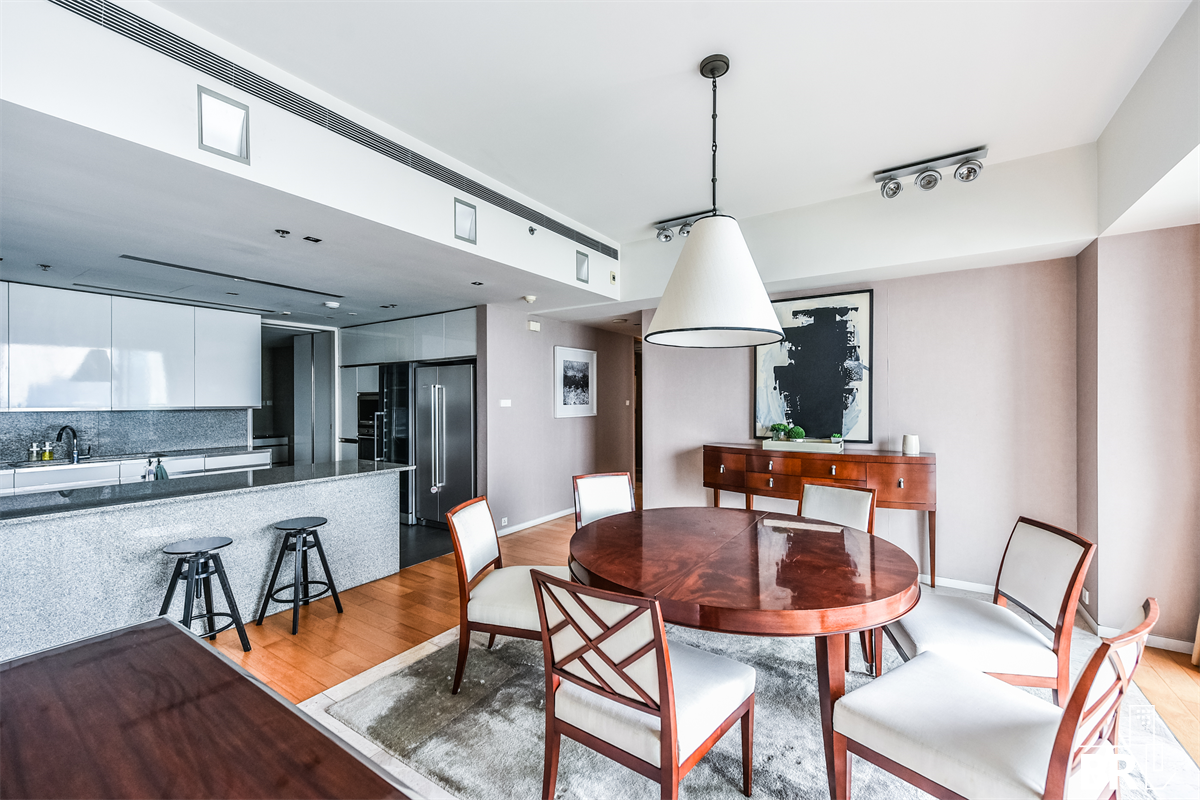 picture The Privilege of Luxury in an Economic Hub Location The Met - 5/10
