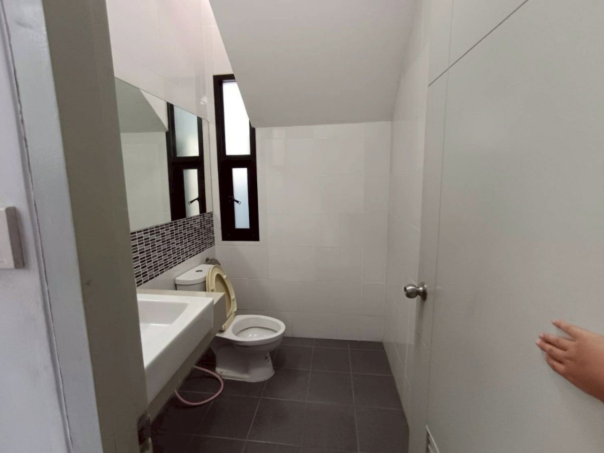 รูป ขายบ้านทาวน์โฮม หมู่บ้านเฮ้าส์ 35 นนทบุรีแถวเซ็นทรัลแจ้งวัฒนะ เหมาะสำหรับทำโกดังเก็บของ ออฟฟิศขนาดเล็กบ้านพักระยะยาว - รูปที่ 11/13