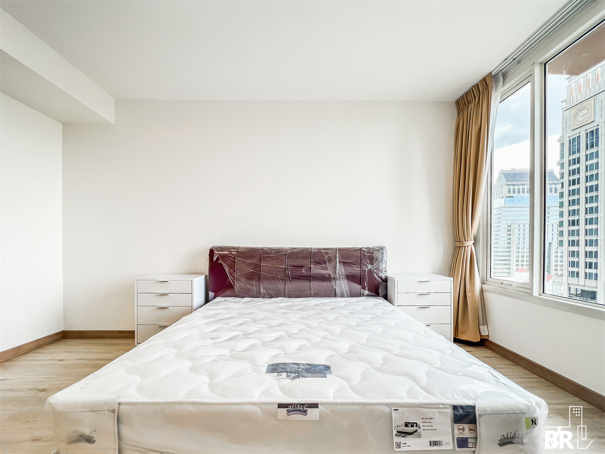 picture The Empire Place  Luxury Condo in Central City Location - 1/10