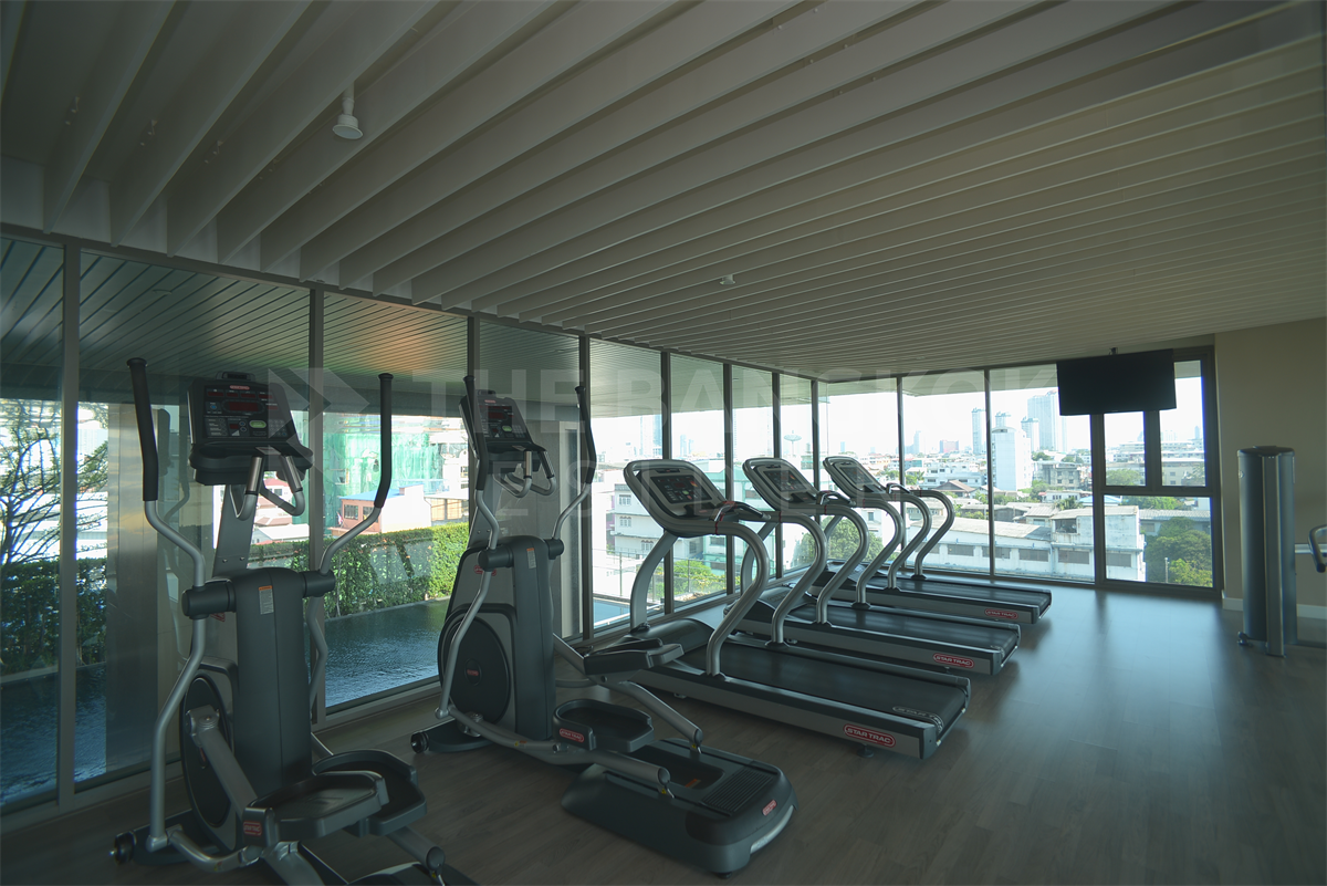 picture Premium Luxury Condo in Prime Location The Room BTS Wongwianyai near BTS Wongwian Yai - 2/9