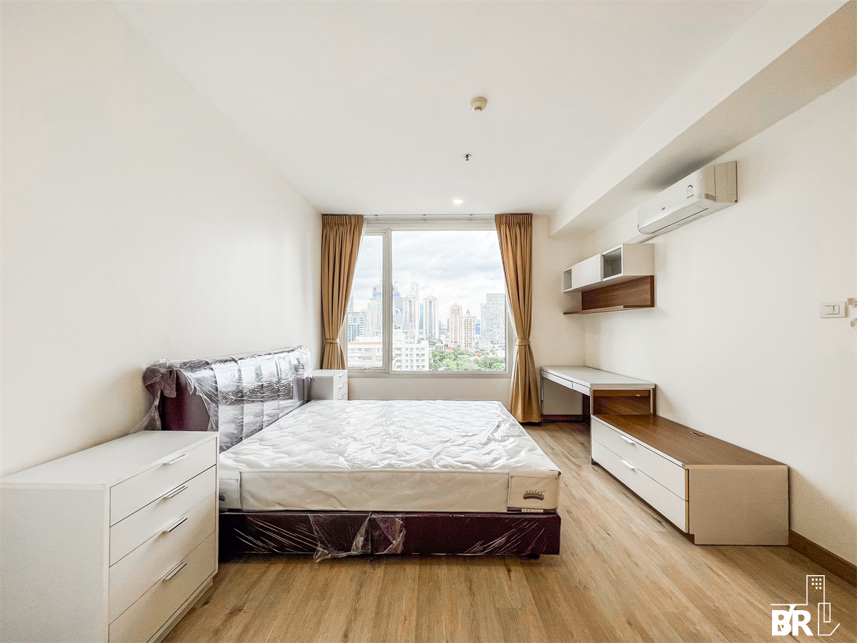 picture The Empire Place  Luxury Condo in Central City Location - 2/10