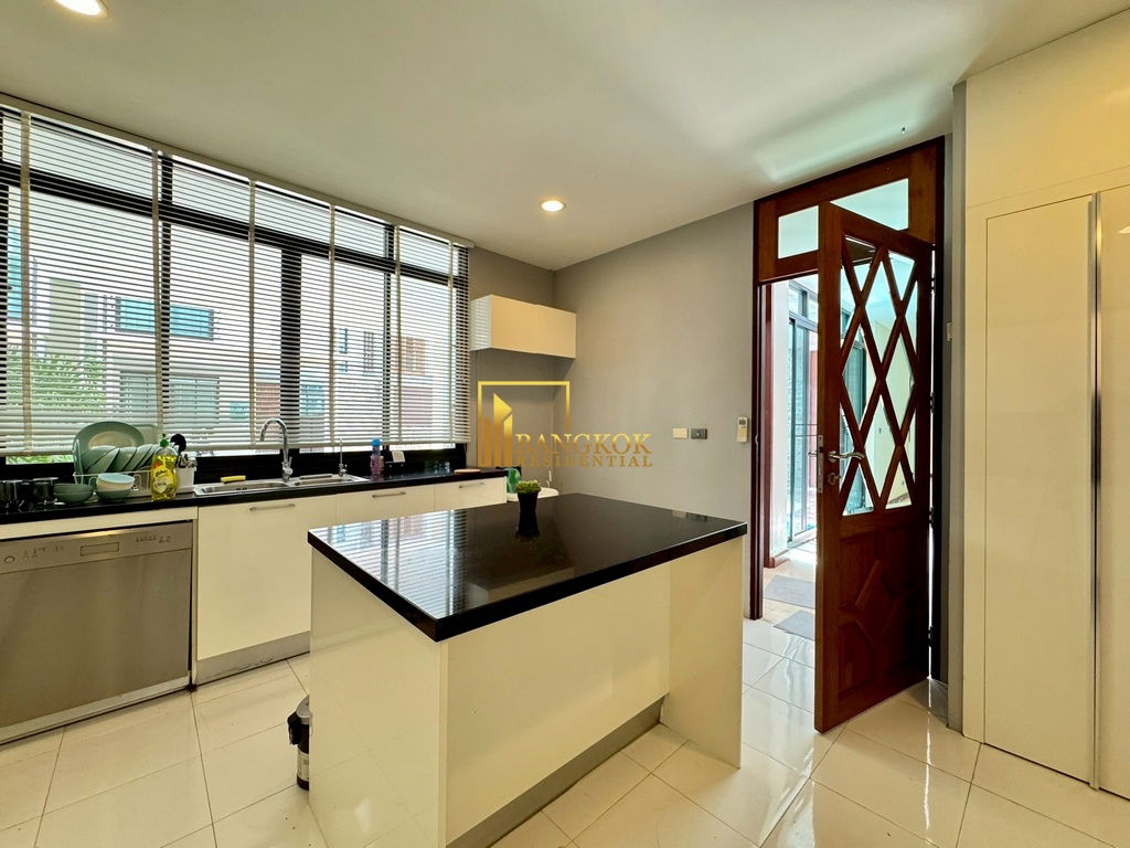 รูป EM Villa - 3 Storey 4 Bedroom House With Pool in Phrom Phong - BR7508SH - รูปที่ 19/60