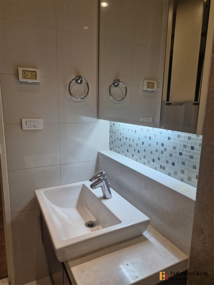 picture Ultimate Luxury Condo in Business District Bright 24 - 9/10