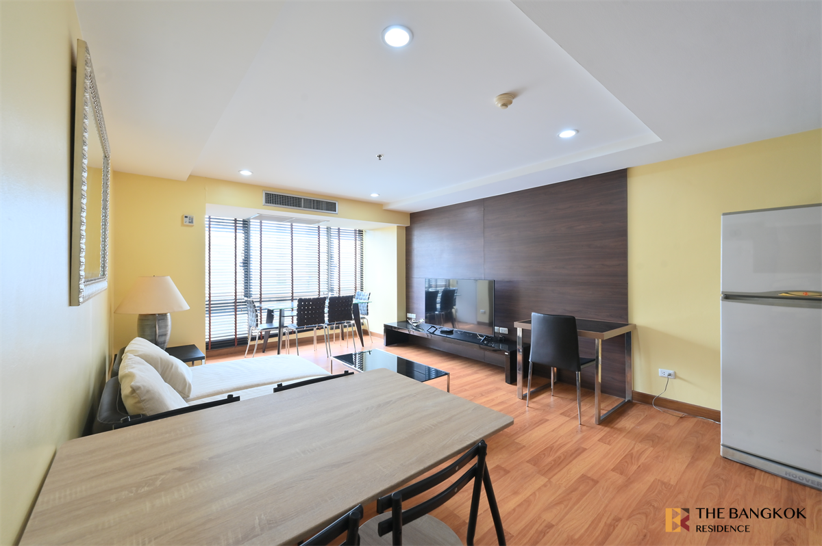 picture Luxuriously Elevated Unit The Trendy Condominium near BTS Asok - 1/10