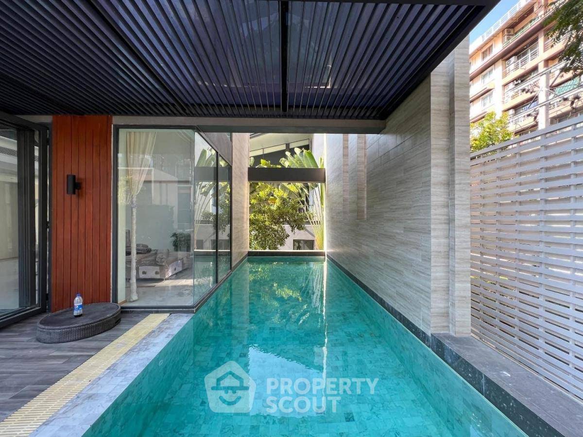 picture 4-BR House near MRT Khlong Toei (ID 1965944) - 1/30