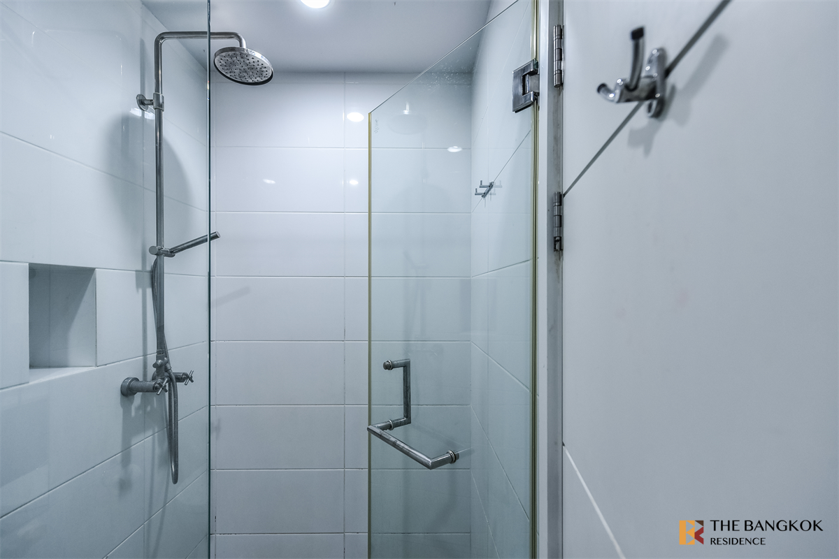 picture The Vertical Aree Luxury Condo Ready to Move-in at the Best Location near BTS Ari - 1/10