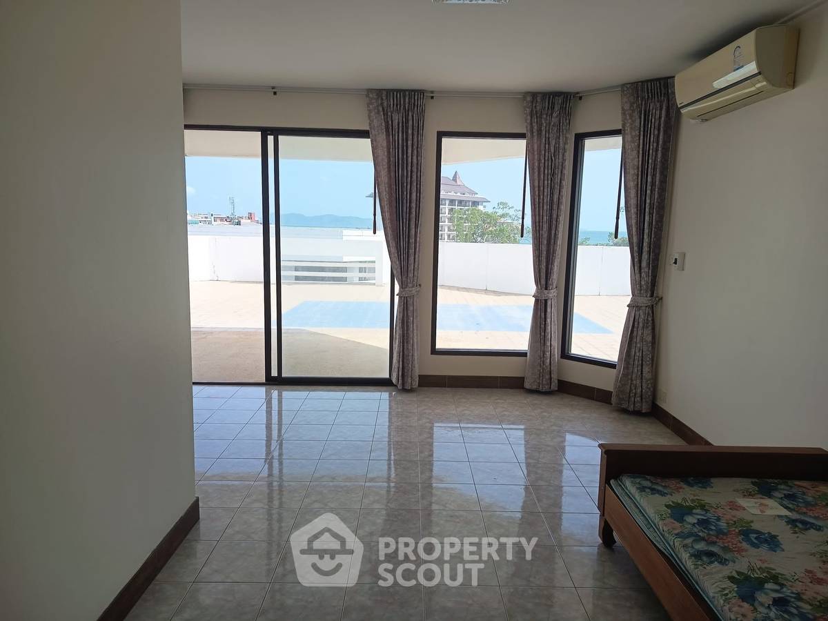 picture 3-BR Condo at View Talay 3 close to Phratamnak (ID 2209600) - 10/12