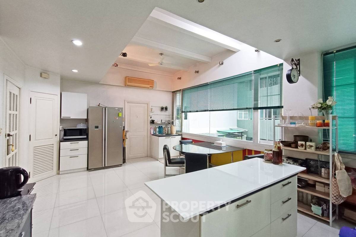 picture 4-BR Duplex at Premier Condominium near BTS Phrom Phong (ID 1939650) - 13/14