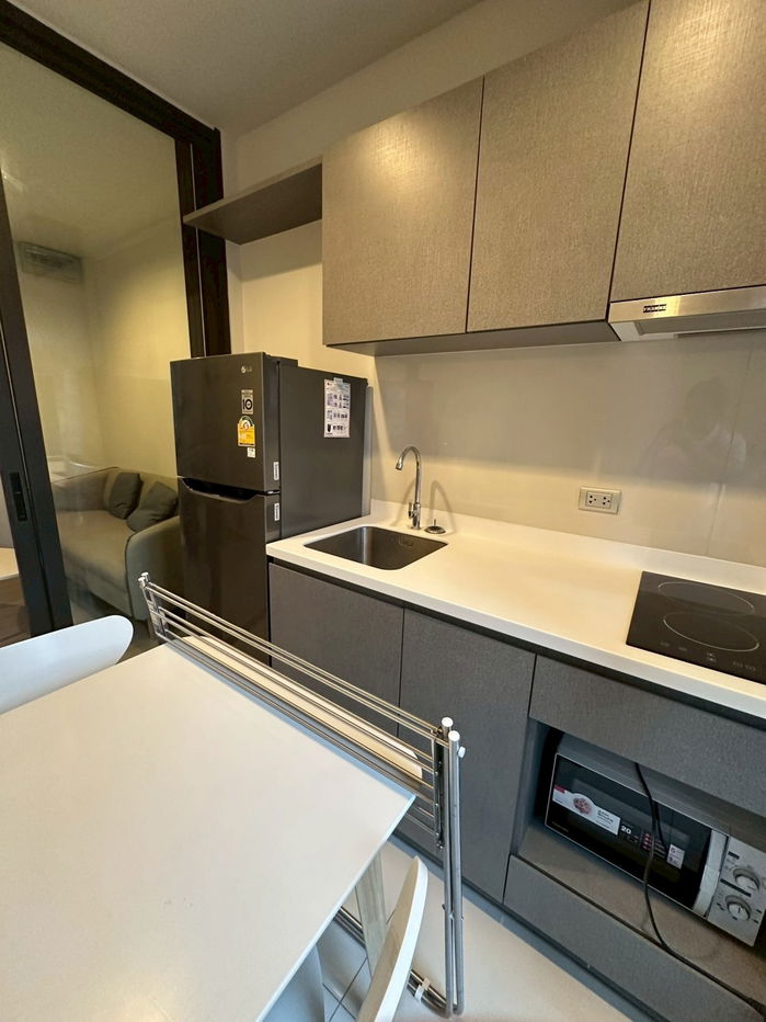 picture Life Asoke Hype condominium is located near the MRT - 3/7
