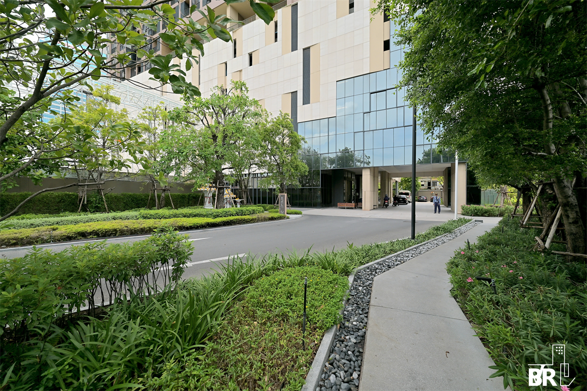 picture Oka Haus Sukhumvit 36 Luxury Condo in Central City Location - 2/9