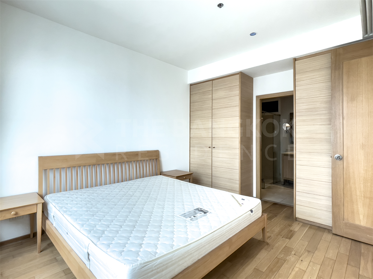 picture The Empire Place Luxuriously Elevated Unit - 1/10
