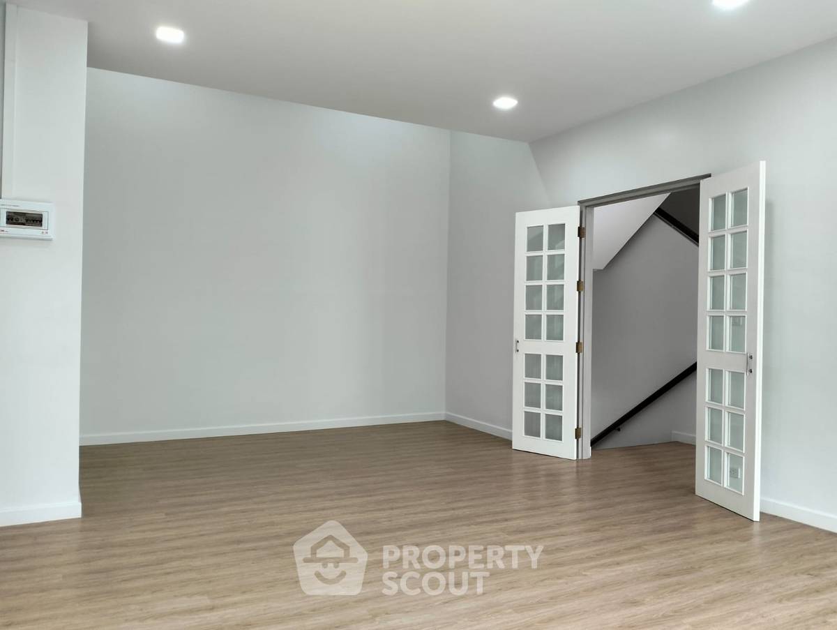 picture 4-BR Townhouse near MRT Sukhumvit (ID 2098222) - 9/20