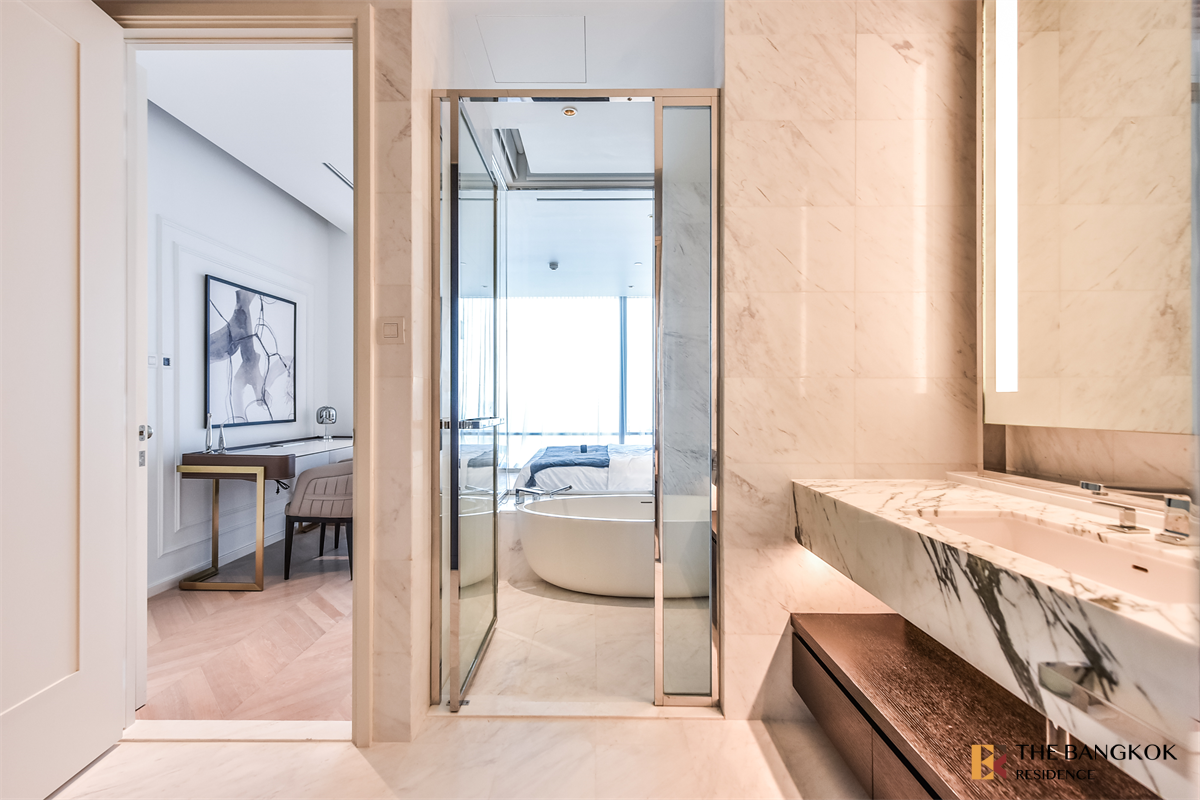 picture Luxury Condo in Central City Location Four Seasons Private Residences - 6/10