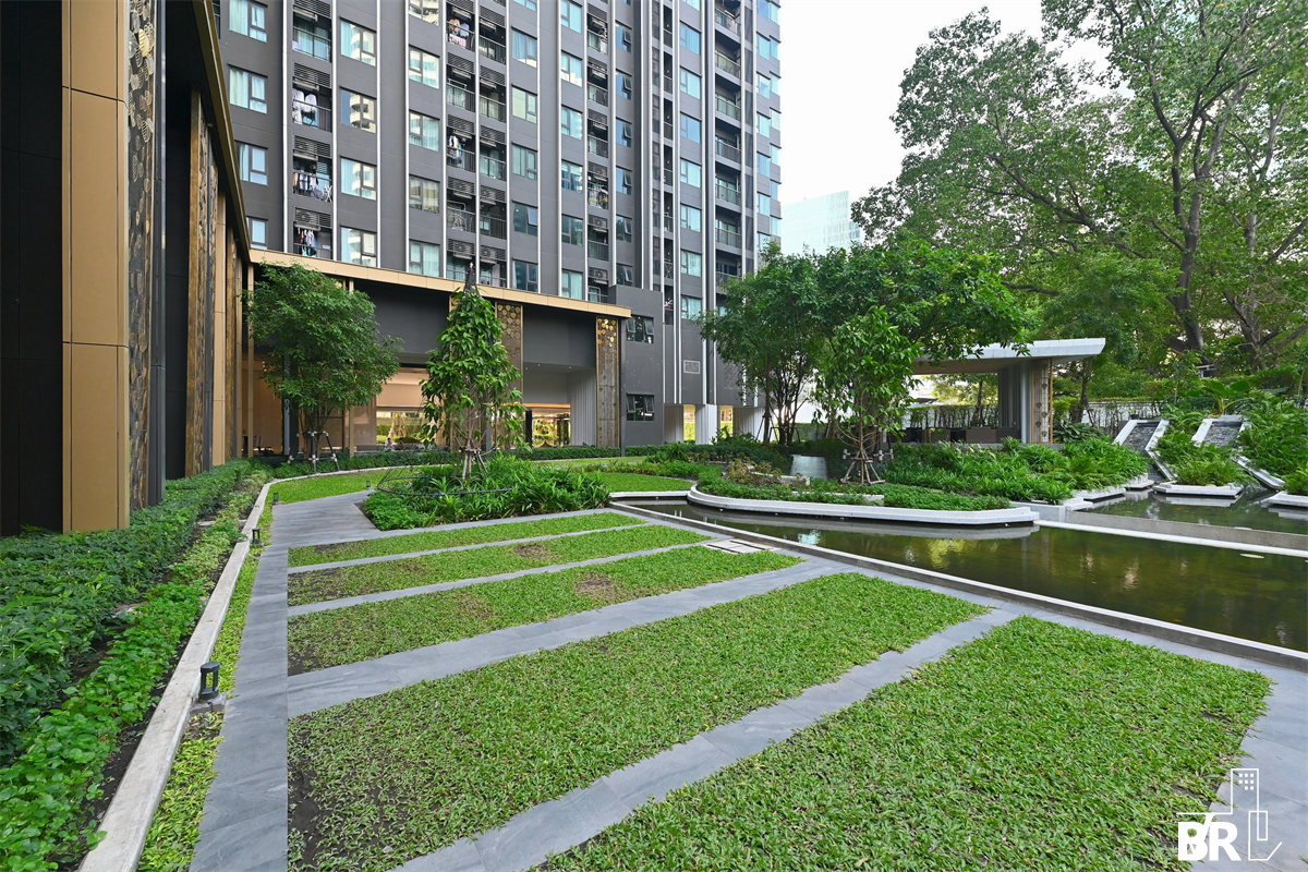 picture Life One Wireless Premium Luxury Condo in Prime Location - 2/9