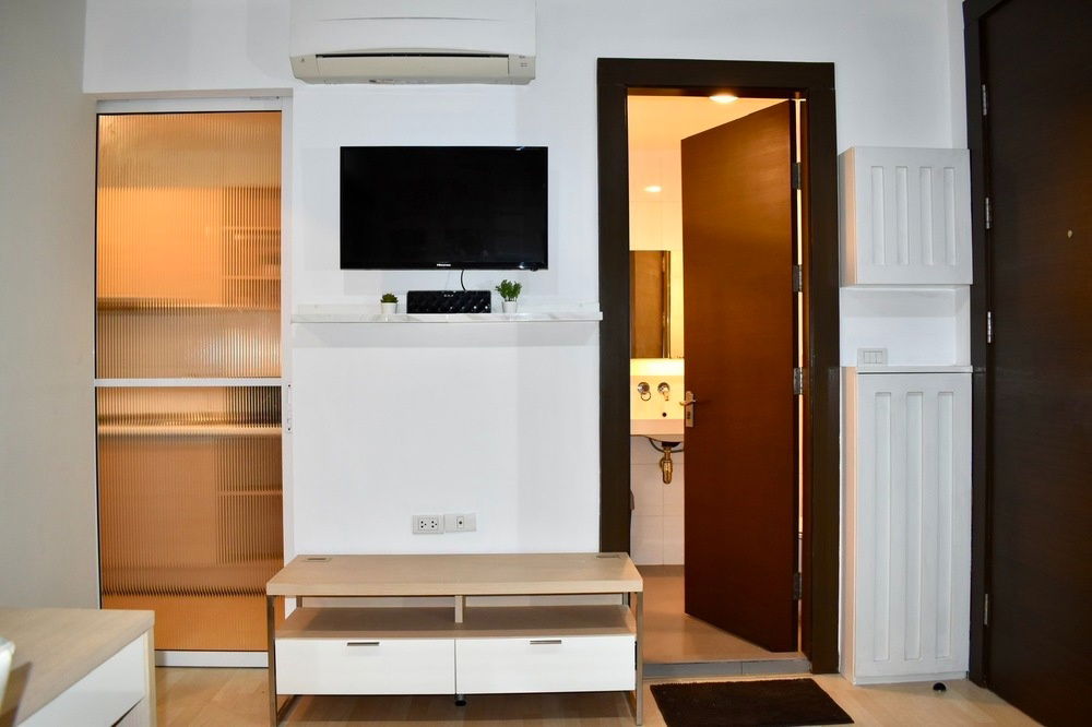 picture 🔥 Sale with tenant !!🔥 Code C20231100483..........Rhythm Ratchada, 1 bedroom, 1 bathroom, North Facing, furnished, SELL AT LOSS!!📣📣 - 5/10