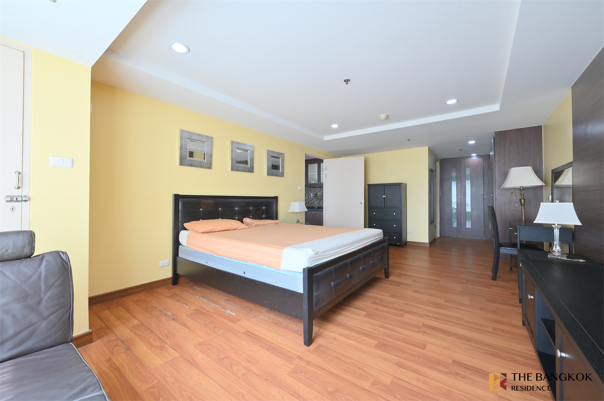 picture Luxuriously Elevated Unit The Trendy Condominium near BTS Asok - 3/10
