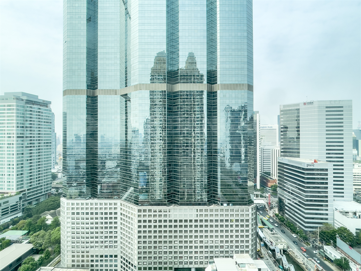 picture The Empire Place Luxuriously Elevated Unit - 9/10