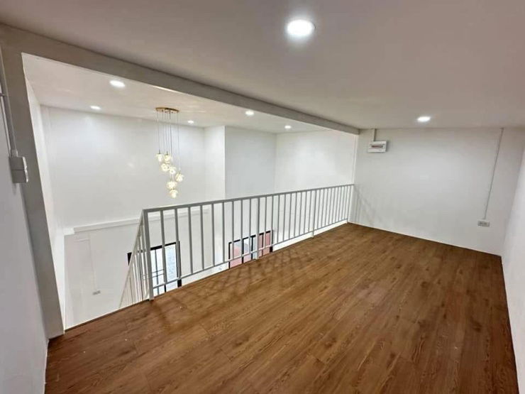 รูป #บ้านซอยพยอม11 🏡 บ้านทาวน์เฮาส์ ชั้นครึ่ง ภายในบ้านมี 2 ชั้น หลังริม มีพื้นที่ด้านข้าง   - รูปที่ 3/7