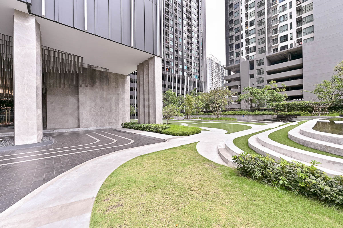 picture The Privilege of Luxury in an Economic Hub Location Life Asoke - Rama 9 near MRT Rama 9 Station - 2/9
