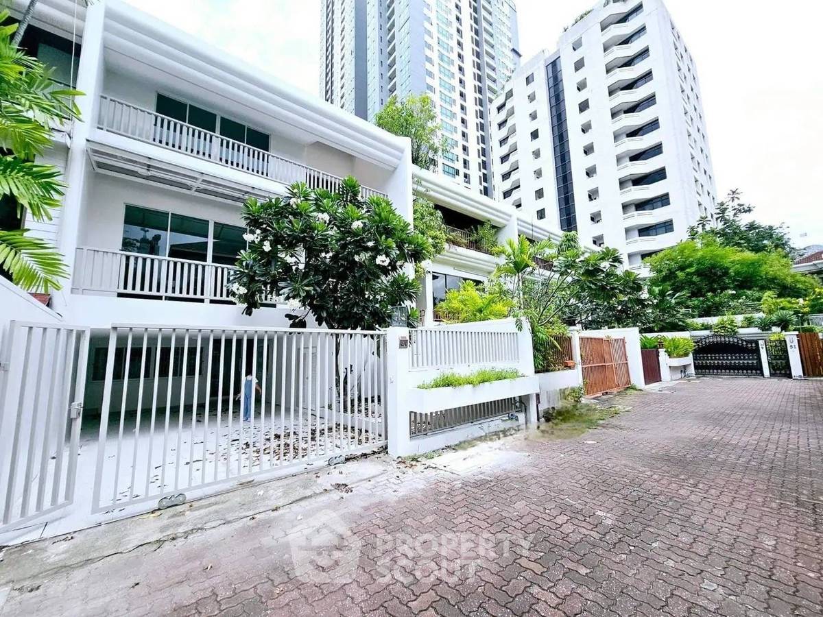 picture 4-BR Townhouse near MRT Sukhumvit (ID 2098222) - 1/20
