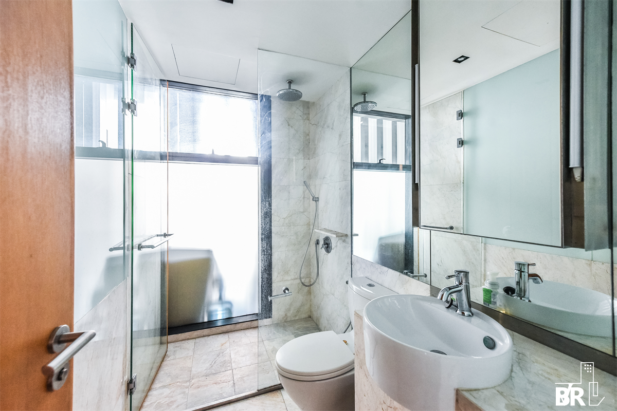 picture The Privilege of Luxury in an Economic Hub Location The Met - 6/10