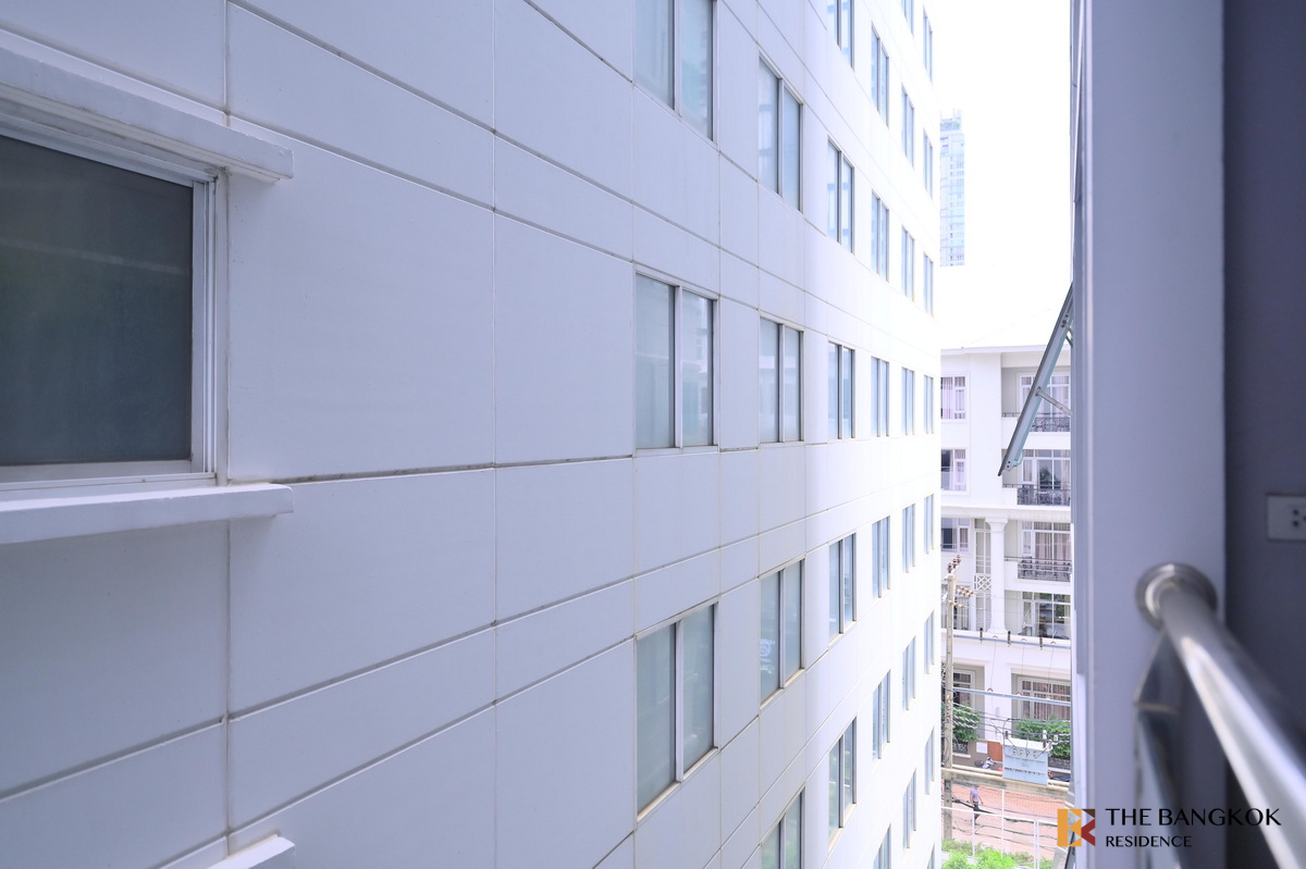 picture Sukhumvit Living Town The Privilege of Luxury in an Economic Hub Location near MRT Phetchaburi Station - 7/10