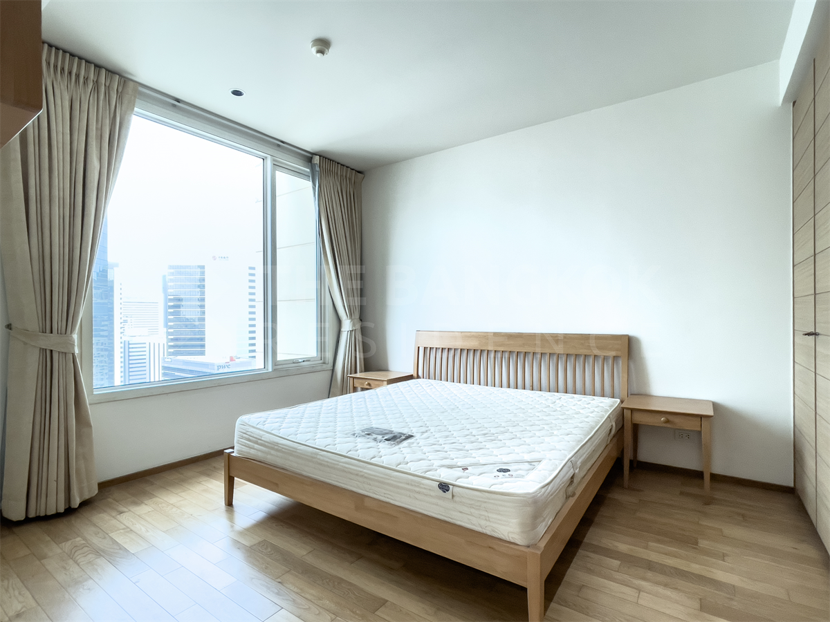 picture The Empire Place Luxuriously Elevated Unit - 3/10