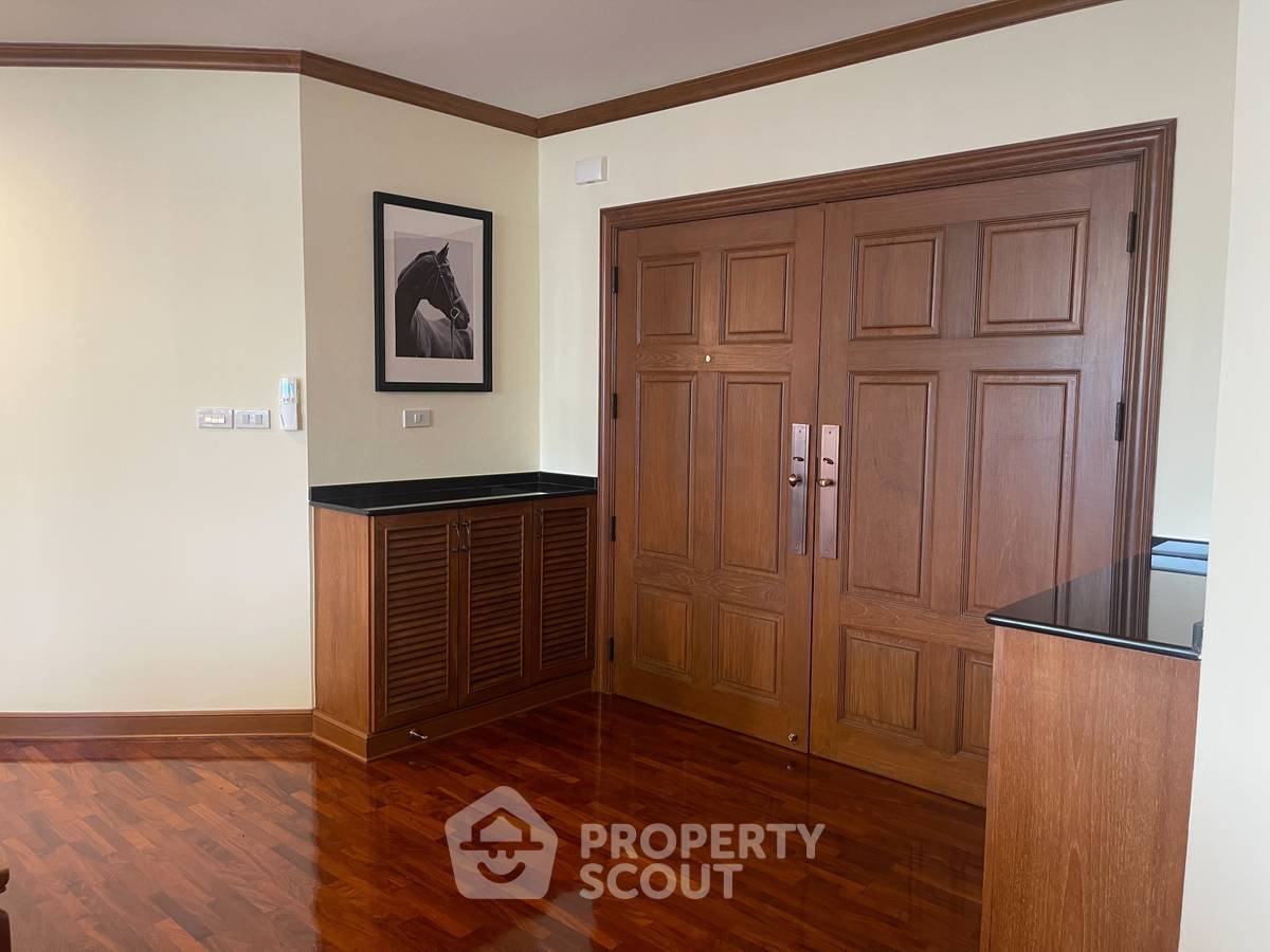 picture 3-BR Condo at Ruamsuk Condominium near BTS Thong Lor (ID 1817413) - 2/15