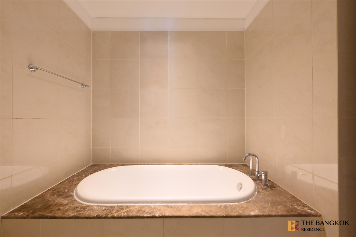 picture The Lakes Luxury Condo at Special Price near BTS Asok - 3/10