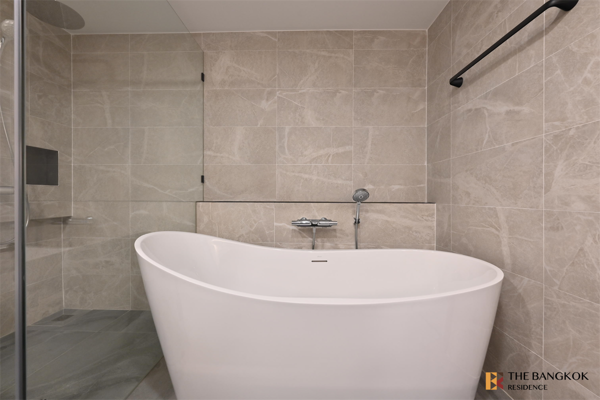 picture Somkid Gardens Ultimate Luxury Lifestyle with Convenience near BTS Phloen Chit - 8/10