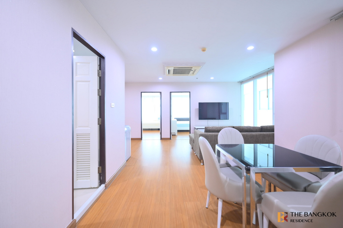 picture Sukhumvit Living Town The Privilege of Luxury in an Economic Hub Location near MRT Phetchaburi Station - 2/10
