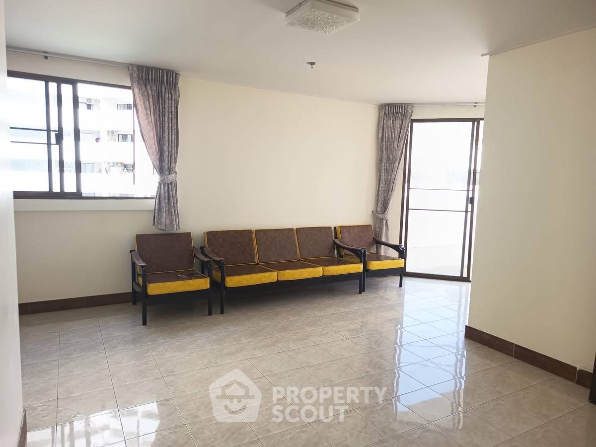 picture 3-BR Condo at View Talay 3 close to Phratamnak (ID 2209600) - 3/12