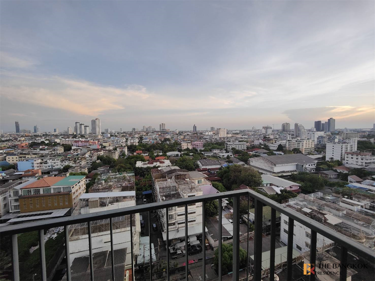 picture Teal Sathorn-Taksin Live the Luxury Style in a High-potential Location near BTS Wongwian Yai - 1/9