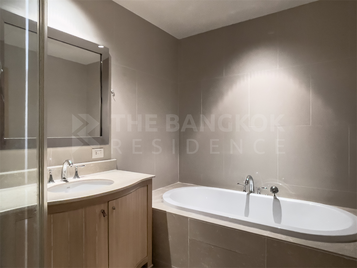 picture The Empire Place Luxuriously Elevated Unit - 8/10