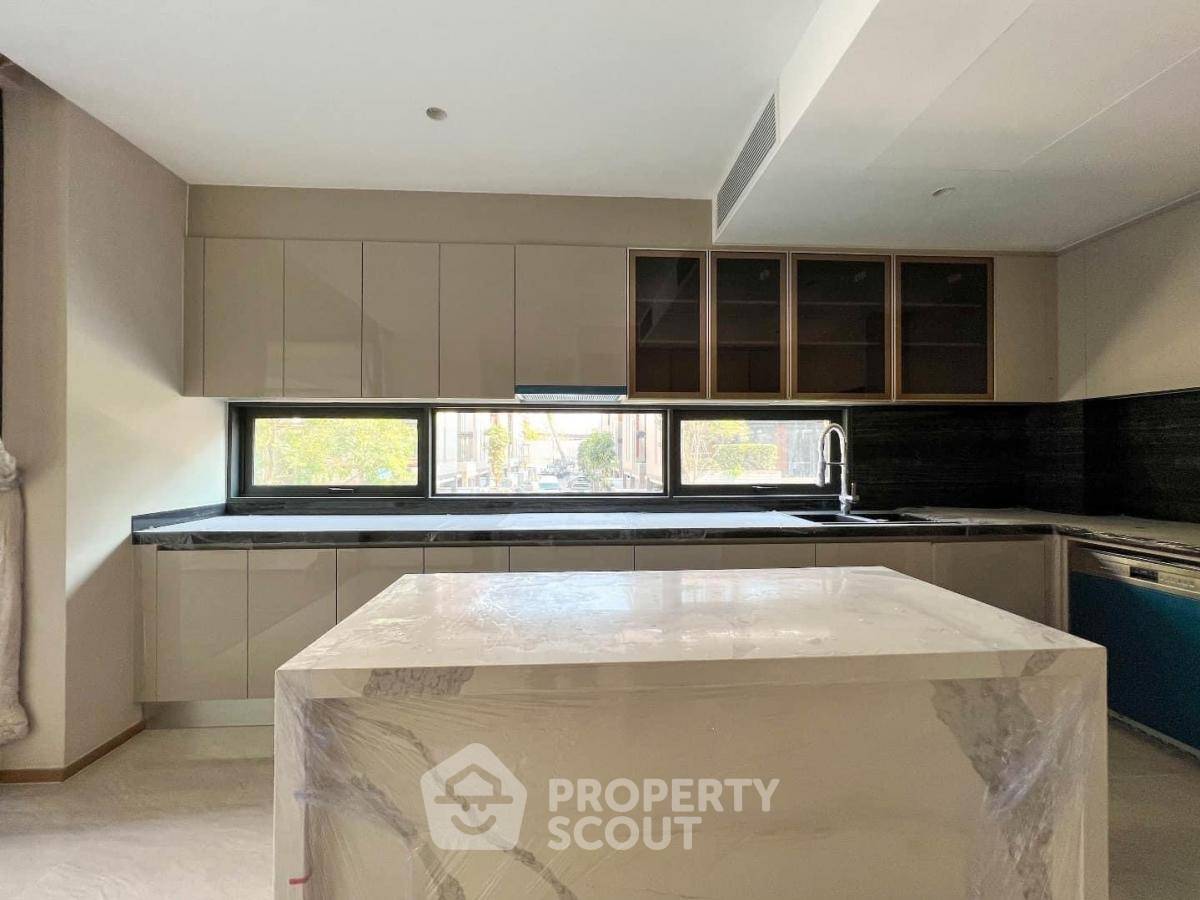 picture 4-BR House near MRT Khlong Toei (ID 1965944) - 15/30