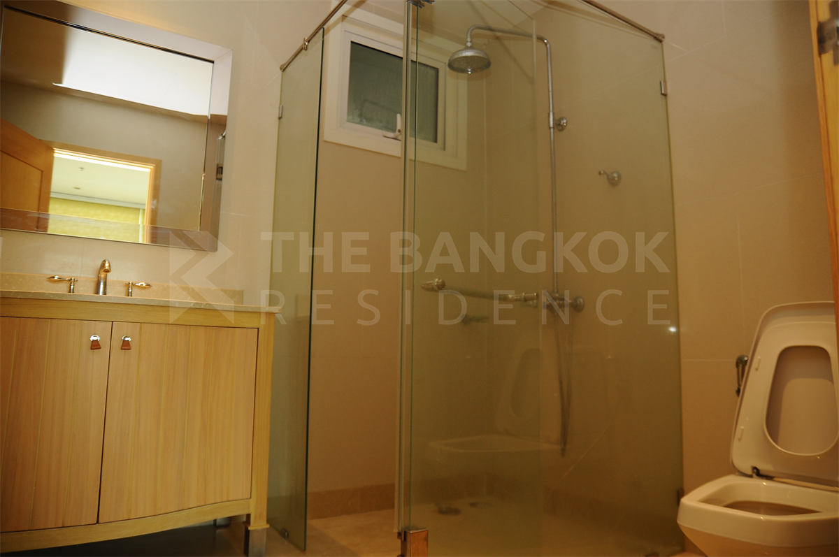 picture The Empire Place  Luxury Unit, Ready for You Without the Wait - 10/10