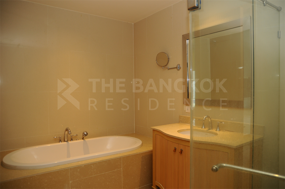 picture The Empire Place  Luxury Unit, Ready for You Without the Wait - 2/10