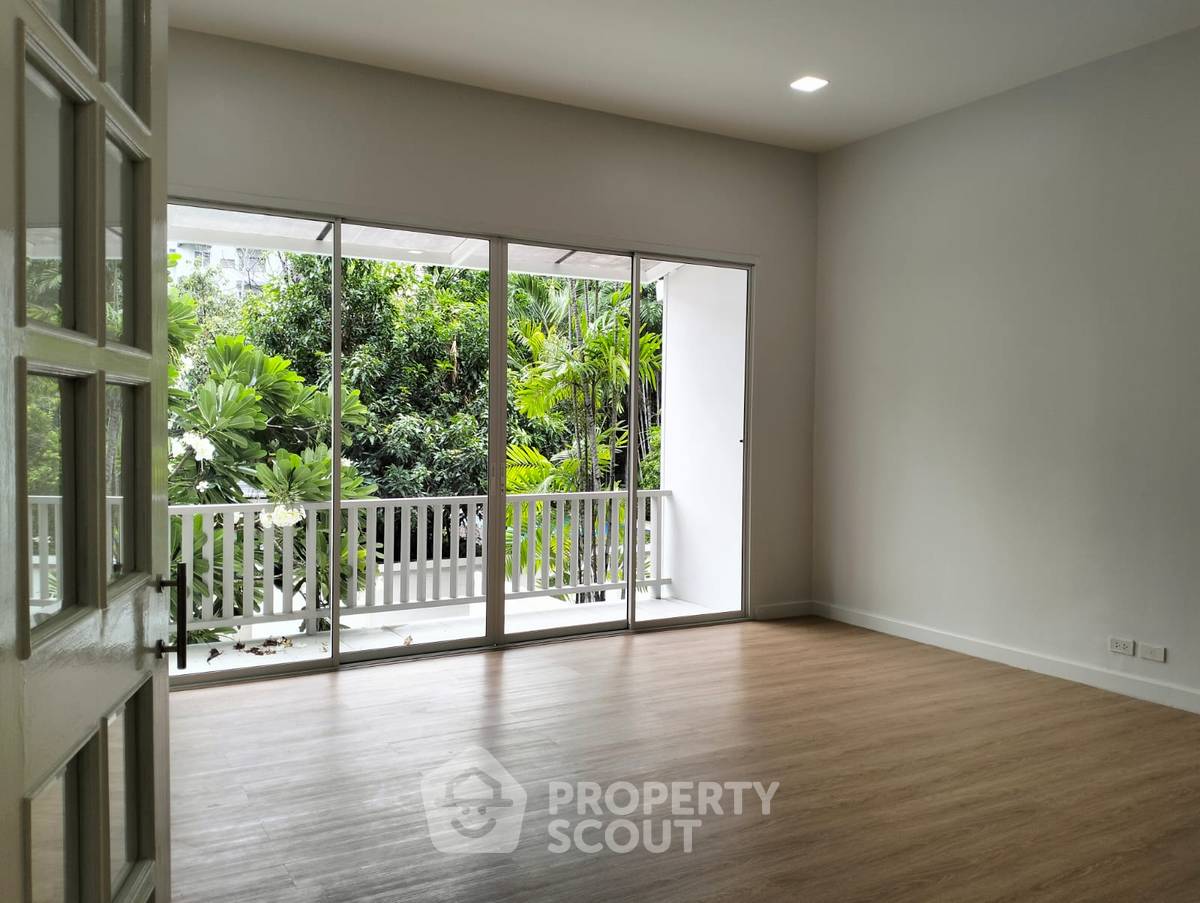 picture 4-BR Townhouse near MRT Sukhumvit (ID 2098222) - 3/20