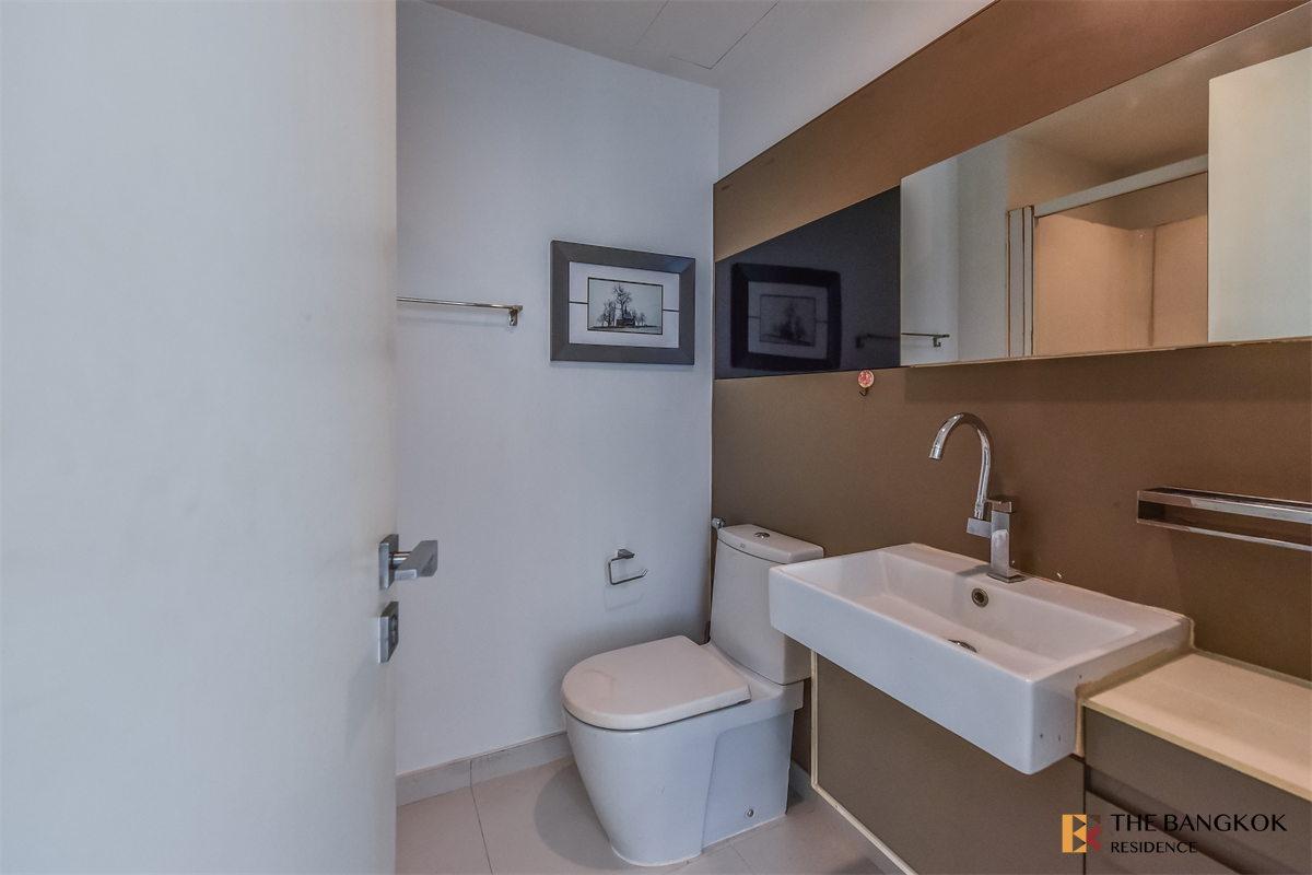 picture The Room Sathorn-Taksin near BTS Phonimit The Privilege of Luxury in an Economic Hub Location - 3/10
