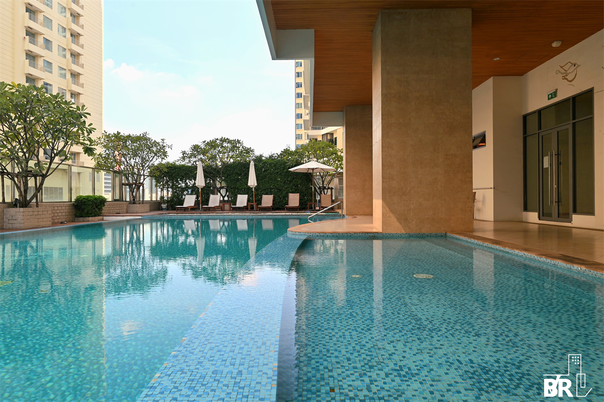 picture Bright 24 Premium Luxury Condo in Prime Location - 3/9