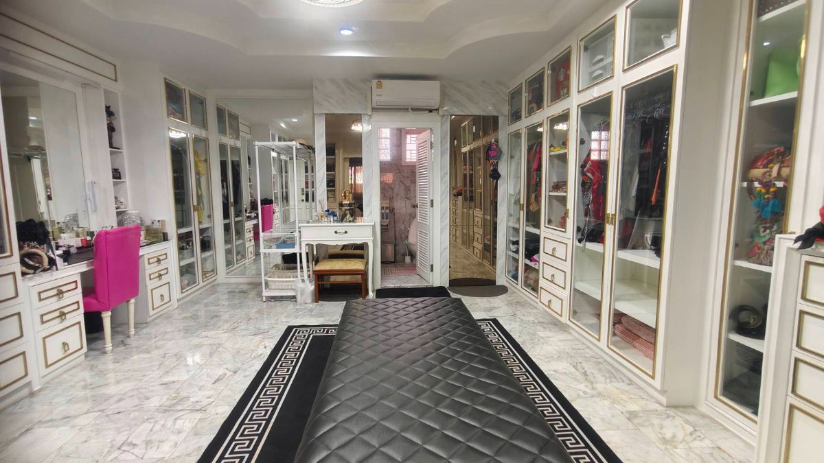 รูป บ้านหรู 3 ชั้น พร้อมอยู่ สไตล์โมเดิร์น ทำเลศักยภาพโซนพระราม 9 และฟังก์ชันครบครัน - รูปที่ 7/11