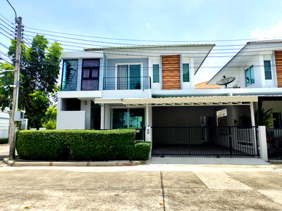 Houses for sale สถาบันเทคโนโลยีแห่งสุวรรณภูมิ  : [For Sale] Single detached house, corner house, Groove Ville Bangna project, km. 10, near Mega Bangna, expressway and community area.