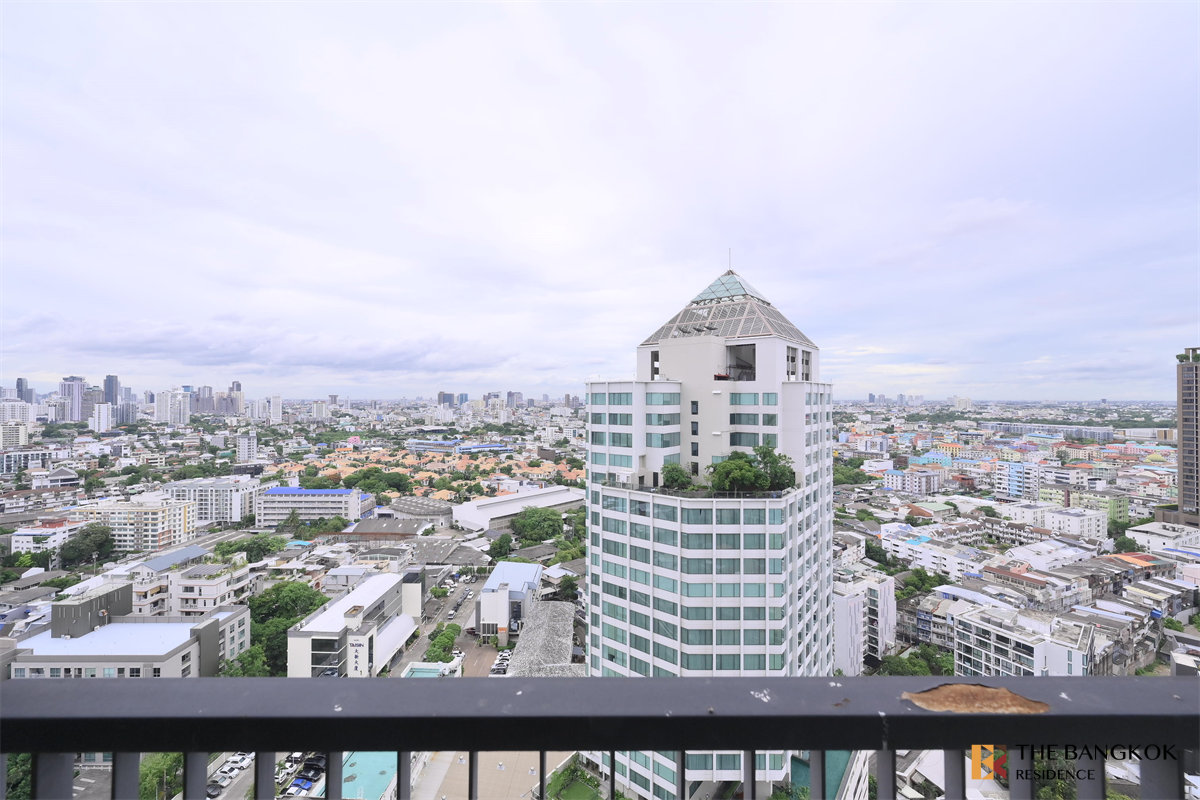 picture RHYTHM Sukhumvit 44/1 near BTS Phra Khanong Luxuriously Elevated Unit - 4/10